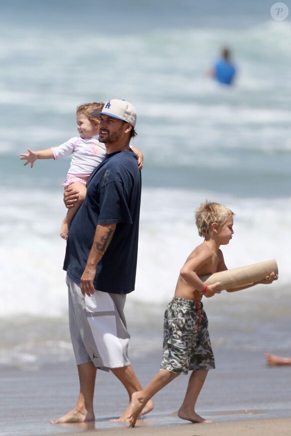 Kevin Federline sur une plage de Los Angeles, le samedi 22 juin 2013 avec sa petite amie Victoria Prince et ses 3 enfants : Jayden, Sean et Jordan.