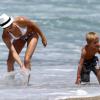 Kevin Federline sur une plage de Los Angeles, le samedi 22 juin 2013 avec sa petite amie Victoria Prince et ses 3 enfants : Jayden, Sean et Jordan.