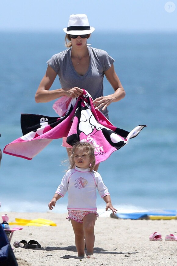 Kevin Federline sur une plage de Los Angeles, le samedi 22 juin 2013 avec sa petite amie Victoria Prince et ses 3 enfants : Jayden, Sean et Jordan.