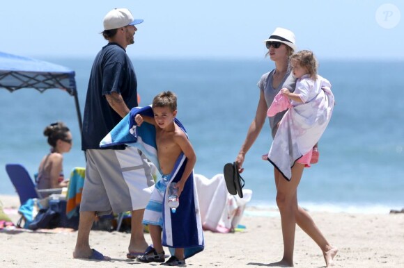 Kevin Federline sur une plage de Los Angeles, le samedi 22 juin 2013 avec sa petite amie Victoria Prince et ses 3 enfants : Jayden, Sean et Jordan.
