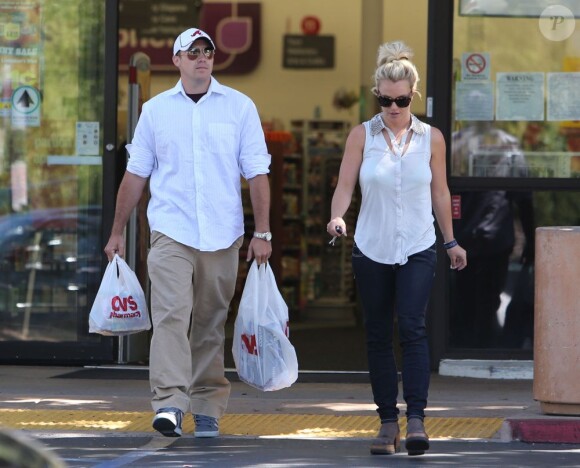 Britney Spears et son petit ami David Lucado faisant les courses à Westlake, le 21 juin 2013.