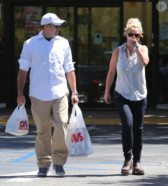 Britney Spears et son petit ami David Lucado faisant les courses à Westlake, le 21 juin 2013.