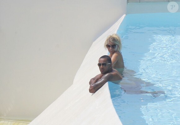 Theo Walcott et sa belle Melanie Slade en vacances à l'hôtel Cap Estel le 24 juin 2011