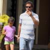 Exclusif - L'acteur Mark-Paul Gosselaar en vacances avec sa femme Catriona McGinn (enceinte) et ses enfants Michael et Ava à Hawaï, le 23 juin 2013.