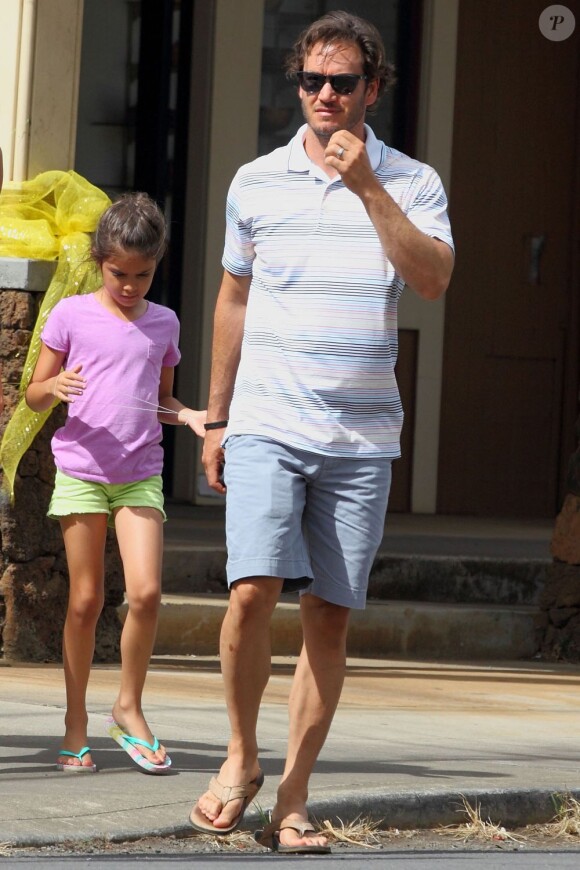 Exclusif - L'acteur Mark-Paul Gosselaar en vacances avec sa femme Catriona McGinn (enceinte) et ses enfants Michael et Ava à Hawaï, le 23 juin 2013.