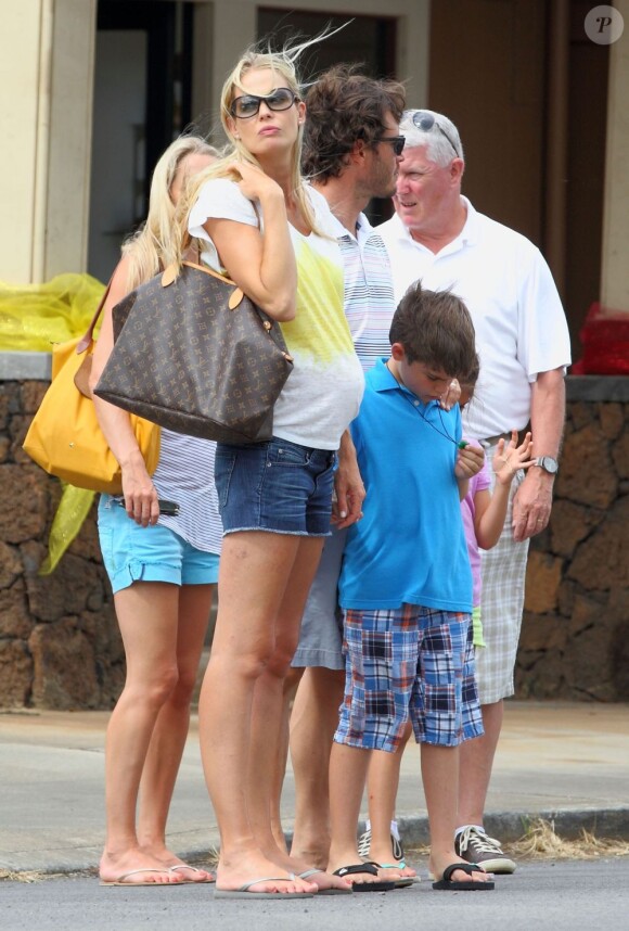 Exclusif - Mark-Paul Gosselaar en vacances avec son épouse Catriona McGinn (enceinte) et ses enfants Michael et Ava à Hawaï, le 23 juin 2013.