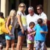 Exclusif - Mark-Paul Gosselaar en vacances avec sa femme Catriona McGinn (enceinte) et ses enfants Michael et Ava à Hawaï, le 23 juin 2013.
