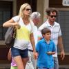 Exclusif - Mark-Paul Gosselaar avec sa femme Catriona McGinn (enceinte) et ses enfants Michael et Ava lors de vacances à Hawaï, le 23 juin 2013.