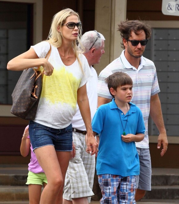 Exclusif - Mark-Paul Gosselaar avec sa femme Catriona McGinn (enceinte) et ses enfants Michael et Ava lors de vacances à Hawaï, le 23 juin 2013.