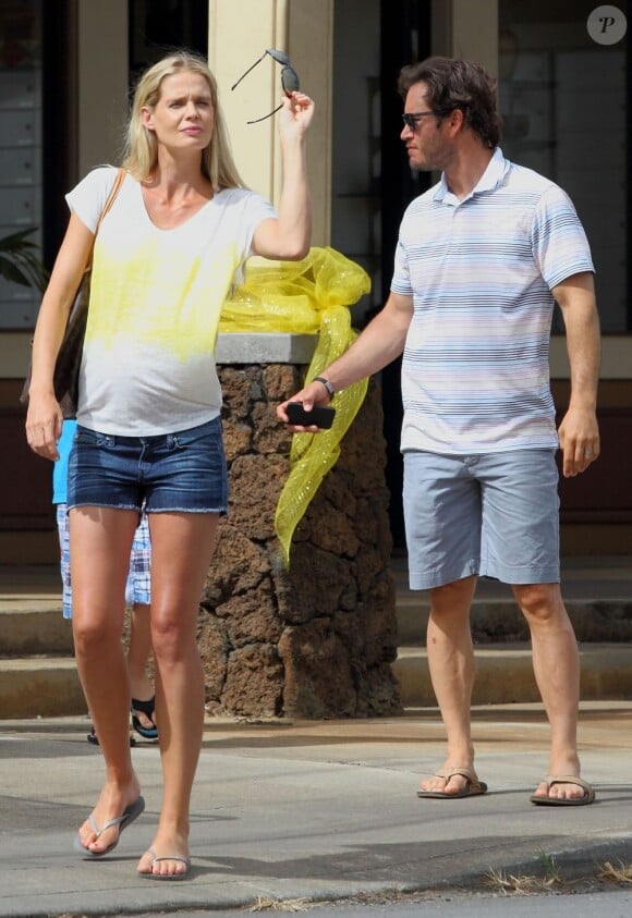 Exclusif - L'acteur Mark-Paul Gosselaar avec sa femme Catriona McGinn (enceinte) et ses enfants Michael et Ava lors de vacances à Hawaï, le 23 juin 2013.