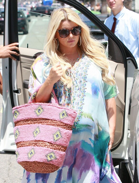 Jessica Simpson, enceinte, déjeune avec son fiancé Eric Johnson à Los Angeles, le 22 juin 2013.