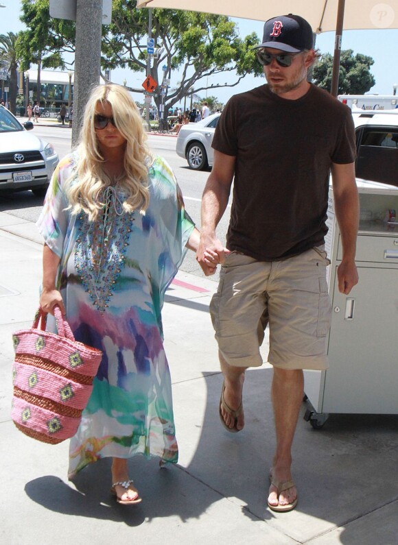 Jessica Simpson, enceinte, et son fiancé Eric Johnson à Los Angeles, le 22 juin 2013.