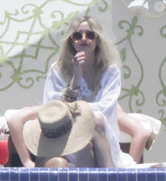 Ashlee Simpson prend le soleil à Los Cabos, au Mexique, le 23 juin 2013.
