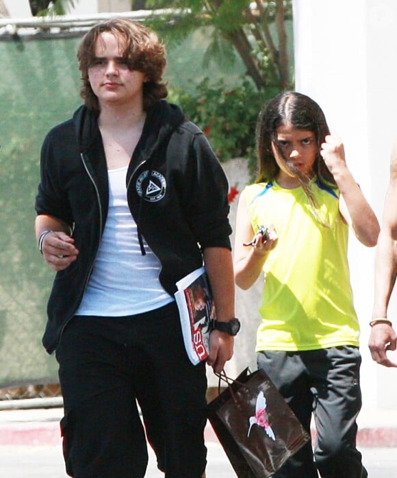 Prince et Blanket Jackson (les enfants de Michael Jackson) font du shopping avec des amis à Topanga Hills, le 18 juin 2013.