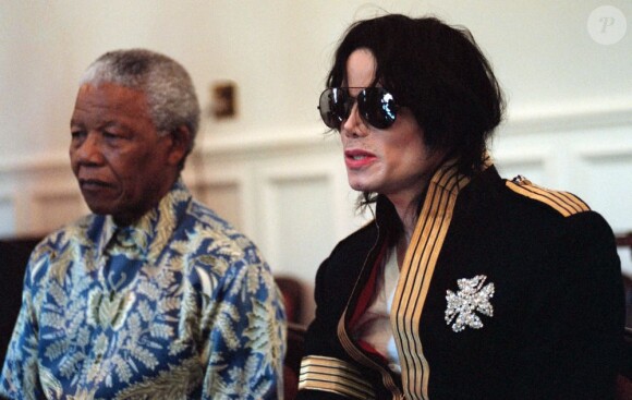 Michael Jackson et Nelson Mandela lors d'une rencontre à Cape Town, en Afrique du Sud, le 25 mars 1999.