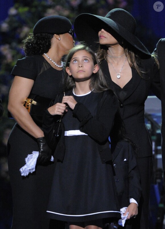 Paris Jackson entourée de ses tantes Janet et LaToya Jackson lors de la cérémonie funéraire en l'honneur de Michael Jackson au Staples Center de Los Angeles, le 7 juillet 2009