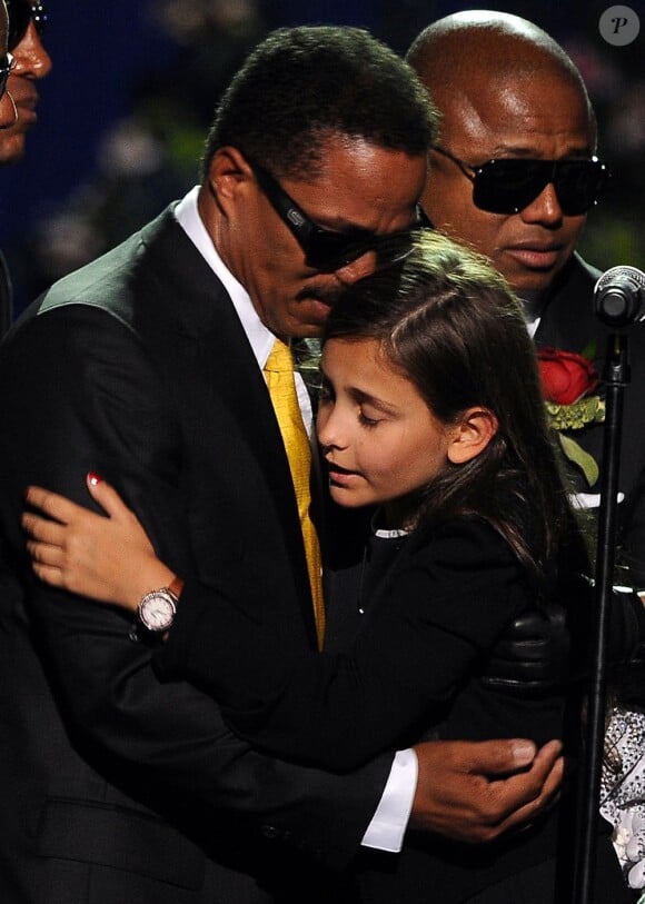Paris Jackson dans les bras de son oncle Marlon Jackson lors de la cérémonie funéraire en l'honneur de Michael Jackson au Staples Center de Los Angeles, le 7 juillet 2009