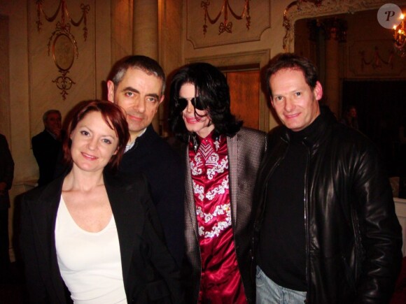 Mark Lester avec sa femme Lisa,  Rowan Atkinson et Michael Jackson à Londres, en août 2009.