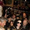 Michael Jackson à Las Vegas. En arrière-plan à côté de la caméra, Mark Lester, le 27 octobre 2003.