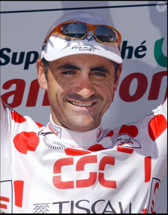 Laurent Jalabert et son maillot à pois du meilleur grimpeur lors de la 12e étape du Tour de France entre Lannemezan et le Plateau-de-Beille le 19 juillet 20002