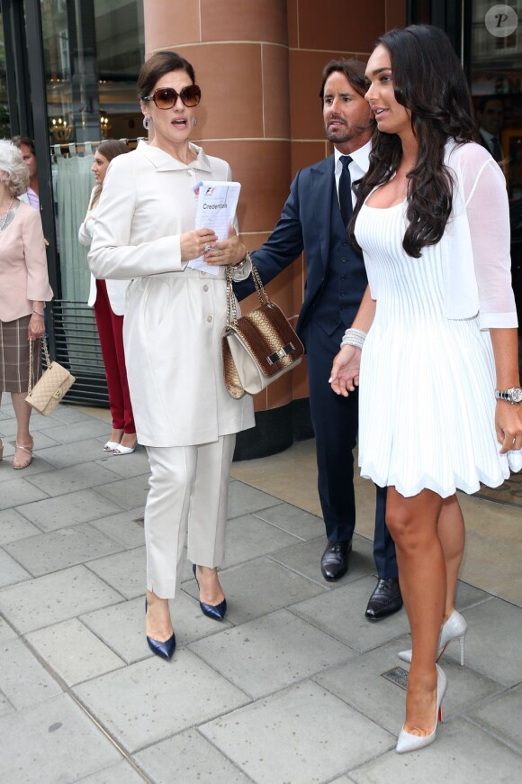 Slavica Ecclestone en compagnie de sa fille Tamara et son mari Jay Rutland lors du baptême de la petite Lavinia, fille de Petra Ecclestone, le 21 juin 2013 à Londres