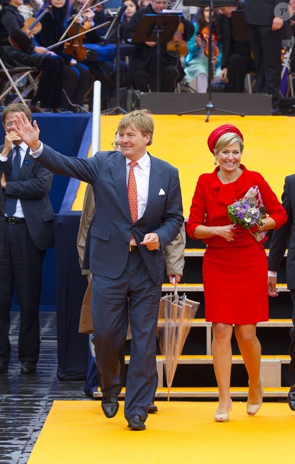 Le roi Willem-Alexander et la reine Maxima des Pays-Bas terminent à La Haye leur visite des douze provinces du pays suite à leur couronnement, le 21 juin 2013.