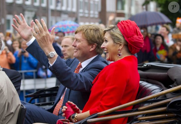 Le roi Willem-Alexander et Maxima des Pays-Bas bouclent à La Haye leur visite des douze provinces du pays suite à leur couronnement, le 21 juin 2013.