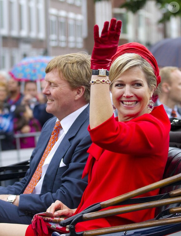 Willem-Alexander et Maxima des Pays-Bas bouclent à La Haye leur visite des douze provinces du pays suite à leur couronnement, le 21 juin 2013.