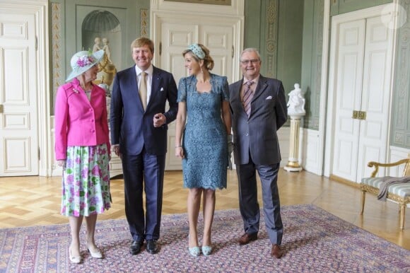 Le roi Willem-Alexander et la reine Maxima des Pays-Bas accueillis au palais de Fredensborg par la reine Margrethe II et le prince Henrik du Danemark dans le cadre de leur visites d'introduction, le 25 juin 2013.