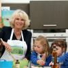 Camilla Parker Bowles, duchesse de Cornouailles, prépare du porridge avec l'aide de jeunes élèves de la Broughshane Nursery School qui se situe dans le comté d'Antrim, dans le nord de l'Irlande. Le 25 juin 2013.