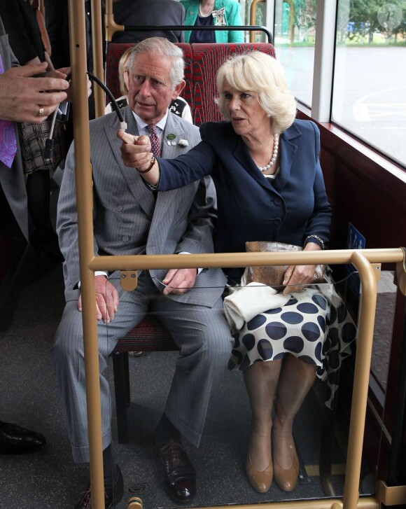Le prince Charles et Camilla Parker Bowles, duchesse de Cornouailles, ont rencontré les ouvriers de l'usine WrightBus qui fabrique les nouveaux bus londoniens à deux étages qui seront très faibles en émission de carbone. A Ballymena en Irlande du Nord. Le 25 juin 2013.