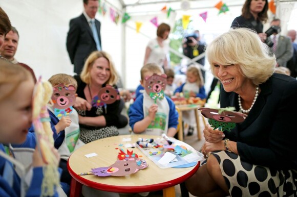 Camilla Parker Bowles, duchesse de Cornouailles, passe du temps avec les enfants de la Broughshane Nursery School qui se situe dans le comté d'Antrim, dans le nord de l'Irlande. La duchesse avait dans ses mains un masque ourson. Photo prise le 25 juin 2013.