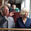 Le prince Charles et Camilla Parker Bowles, duchesse de Cornouailles, ont rencontré les ouvriers de l'usine WrightBus qui fabrique les nouveaux bus londoniens à deux étages qui seront très faibles en émission de carbone. A Ballymena en Irlande du Nord. Le 25 juin 2013.