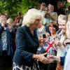 Camilla Parker Bowles, duchesse de Cornouailles, est chaleureusement accueillie à son arrivée à Ballymena en Irlande du Nord. Le 25 juin 2013.