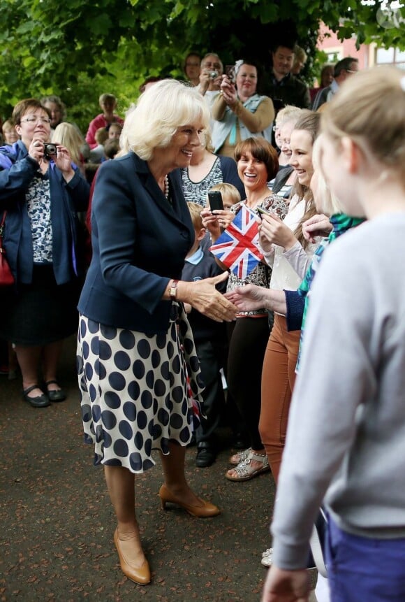 Camilla Parker Bowles, duchesse de Cornouailles, est chaleureusement accueillie à son arrivée à Ballymena en Irlande du Nord. Le 25 juin 2013.