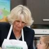 Camilla Parker Bowles, duchesse de Cornouailles, prépare du porridge avec l'aide de jeunes élèves de la Broughshane Nursery School qui se situe dans le comté d'Antrim, dans le nord de l'Irlande. Le 25 juin 2013.