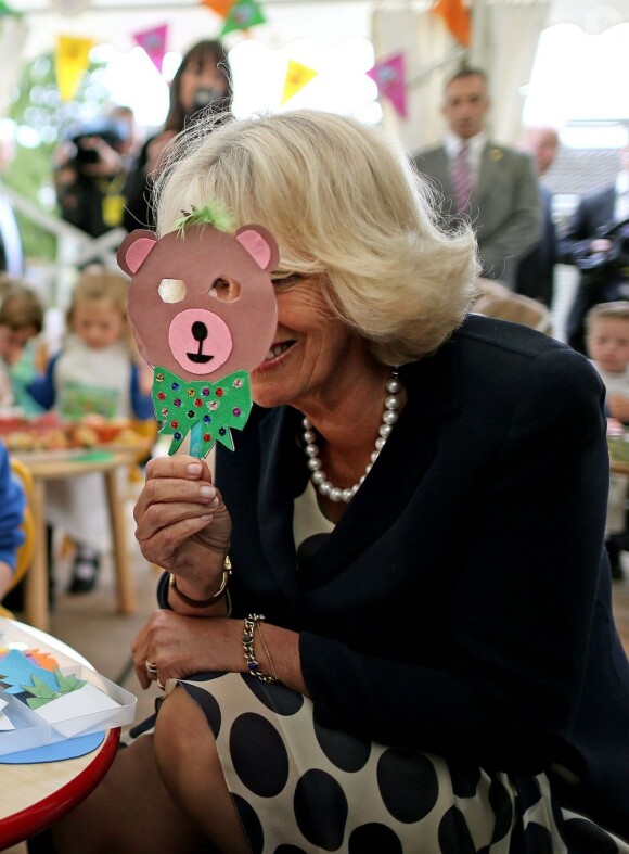 Camilla Parker Bowles, duchesse de Cornouailles, passe du temps avec les enfants de la Broughshane Nursery School qui se situe dans le comté d'Antrim, dans le nord de l'Irlande. La duchesse portait un masque ourson. Photo prise le 25 juin 2013.