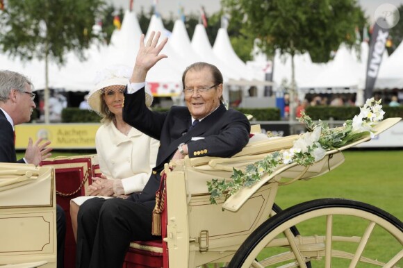 Roger Moore et son épouse Kristina Tholstrup lors de la cérémonie d'ouverture du Festival Equestre mondial CHIO à Aix-la-Chapelle le 25 juin 2013.