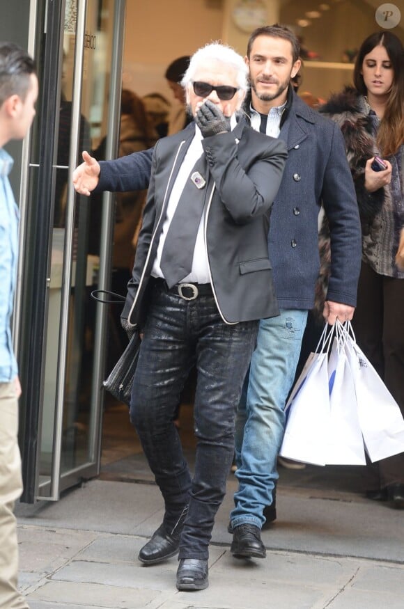 Karl Lagerfeld et son assistant Sébastien Jondeau à Paris, le 6 mars 2013.