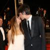 Alain-Fabien Delon, fils d'Alain Delon, donne un baiser à sa compagne Léa, lors du Festival de Cannes le 21 mai 2013