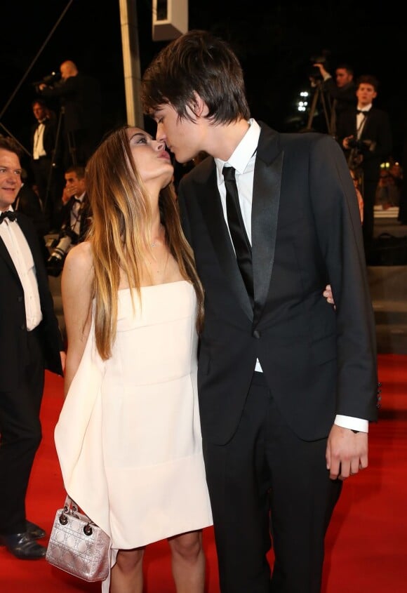 Alain-Fabien Delon, fils d'Alain Delon, donne un baiser à sa compagne Léa, lors du Festival de Cannes le 21 mai 2013