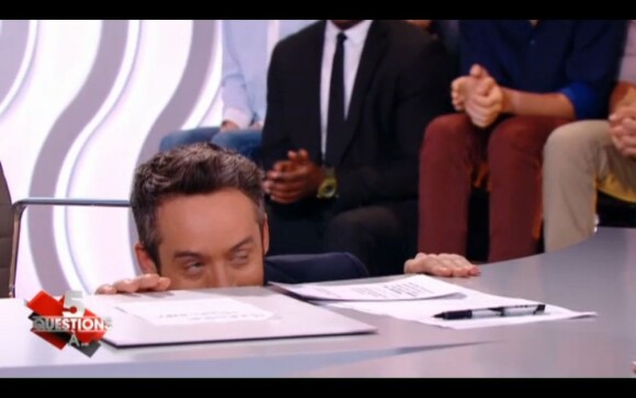 Yann Barthès sous la table après une question malheureuse à Julie Delpy dans le Petit ournal, le 26 juin 2013.