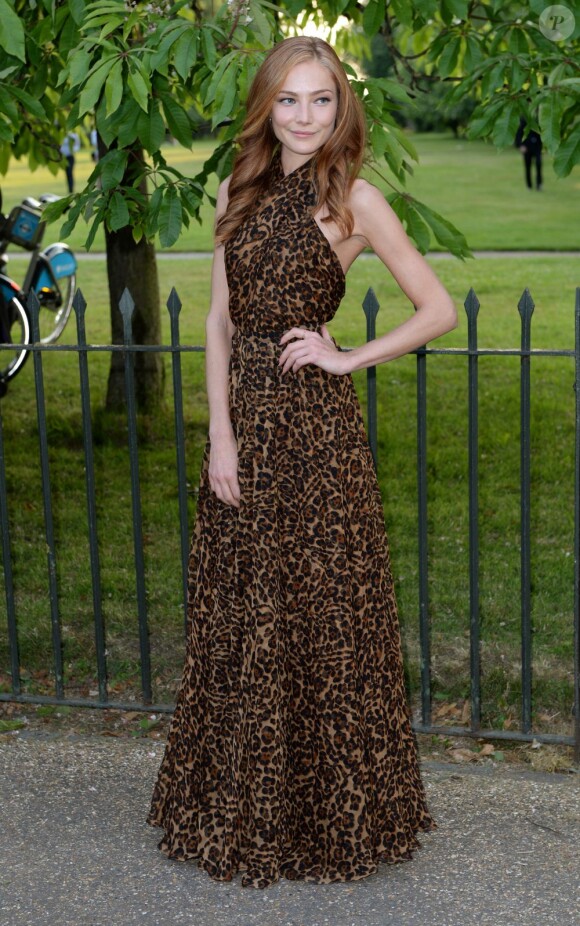 L'actrice Clara Paget assiste à la Summer Party de la Serpentine Gallery à Hyde Park. Londres, le 26 juin 2013.