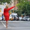 Cameron Diaz attend un taxi sur le tournage du film The Other Woman à New York, le 25 Juin 2013.