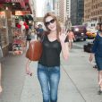 Carla Bruni se promène dans les rues de New York le 25 juin 2013.