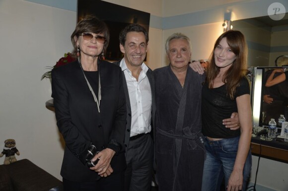 Anne-Marie Périer (épouse de Michel Sardou), Nicolas Sarkozy, Michel Sardou, Carla Bruni-Sarkozy, Nicole et Gilbert Coullier dans les loges de l'Olympia à Paris le 7 juin 2013.