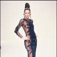 Carla Bruni mannequin - Défilé Jean-Louis Scherrer, collection haute couture, printemps-été 1994.