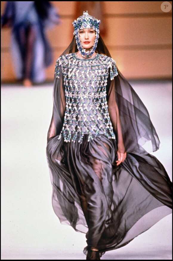 Carla Bruni mannequin - Défilé Paco Rabanne, collection haute couture, printemps-été 1994.