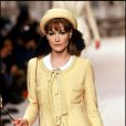 Carla Bruni mannequin - Défilé de mode Chanel Collection prêt-à-porter, automne-hiver 1994-1995.