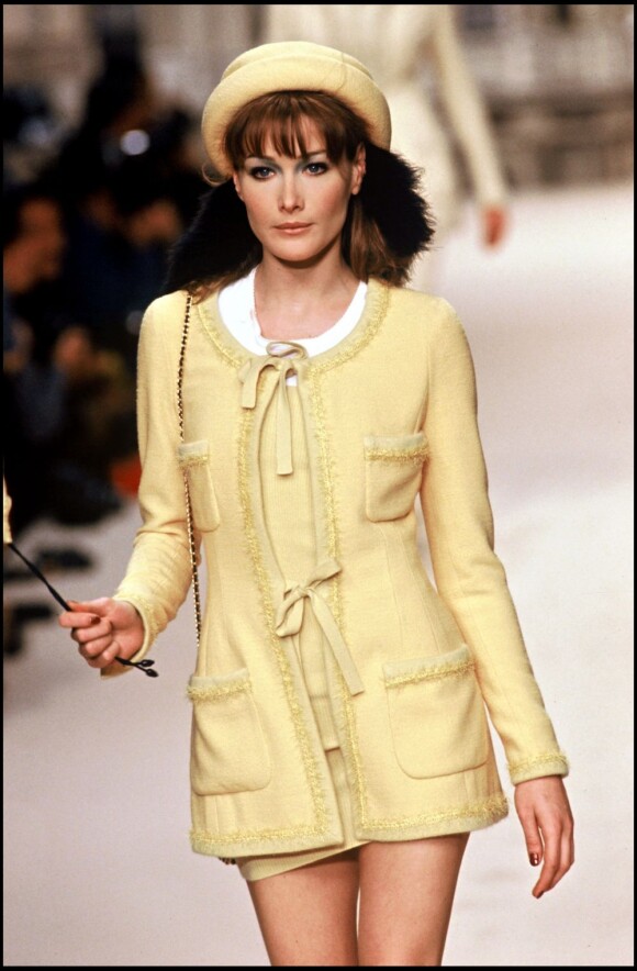 Carla Bruni mannequin - Défilé de mode Chanel Collection prêt-à-porter, automne-hiver 1994-1995.